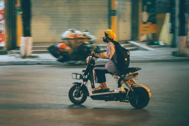 Jakie uprawnienia na motorower? Poznaj wymagania i ograniczenia Jakie uprawnienia na motorower? Poznaj wymagania i ograniczenia